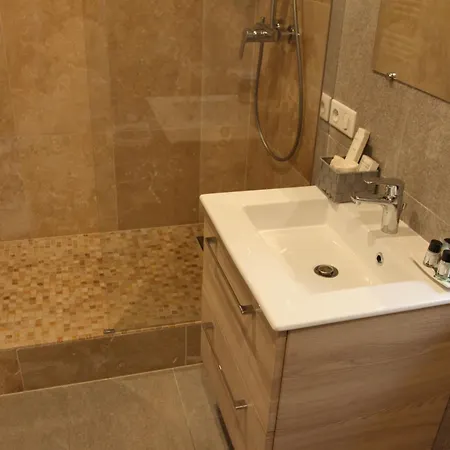 Irin Hotel 3*